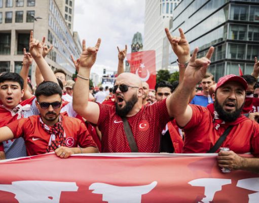 Euro 2024: La Marche des Fans Turcs Interrompue à Berlin Pour Gestes Controversés