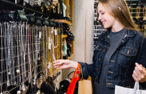L’impact des colliers fantaisie sur l’image de votre boutique ! L'impact des colliers fantaisie sur l'image de votre boutique !