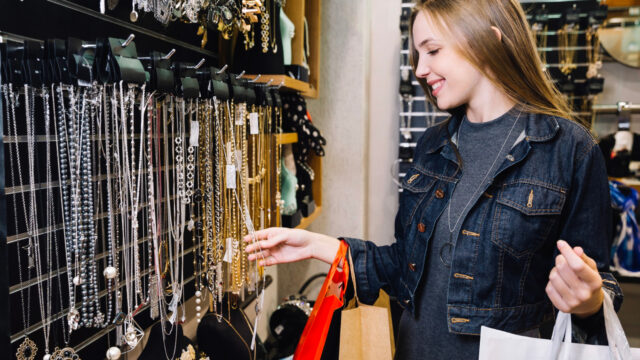 L'impact des colliers fantaisie sur l'image de votre boutique !