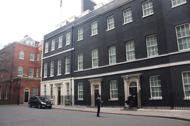 La porte du 10 Downing Street, résidence du Premier ministre britannique à Londres La porte du 10 Downing Street, résidence du Premier ministre britannique à Londres
