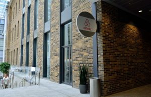 Airbnb : vaisselle, poubelles, draps, ce que les hôtes ne pourront plus exiger Bureaux d’Airbnb à Toronto, au Canada