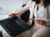 Alternatives à Amazon : 8 sites français pour acheter en ligne en 2026 Une personne règle un achat en ligne sur un ordinateur portable, une carte bancaire à la main