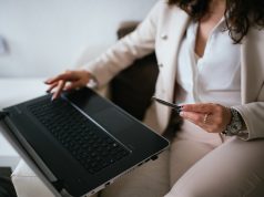Alternatives à Amazon : 8 sites français pour acheter en ligne en 2026 Une personne règle un achat en ligne sur un ordinateur portable, une carte bancaire à la main