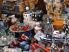 Alternatives à eBay : 9 sites pour acheter et vendre en France en 2026 Étal de brocante garni d’objets de collection : maquette de bateau, boîtes en porcelaine, pièces de monnaie, chopes et figurines