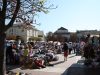 Alternatives à Leboncoin : les 9 meilleurs sites et applis pour acheter et vendre en 2026 Stands d’une brocante en plein air à Poissy, avec vêtements, jouets et objets d’occasion étalés sur des tables