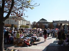 Alternatives à Leboncoin : les 9 meilleurs sites et applis pour acheter et vendre en 2026 Stands d’une brocante en plein air à Poissy, avec vêtements, jouets et objets d’occasion étalés sur des tables
