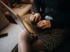 Alternatives à ChatGPT : 8 assistants IA disponibles en France, prix comparés Une femme tape sur le clavier d’un ordinateur portable posé sur ses genoux