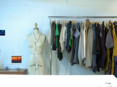 Alternatives à Shein et Temu : 8 sites pour acheter pas cher en France Un portant de vêtements sur cintres à côté d’un mannequin de couture dans un atelier