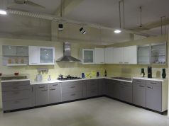 Arthur Bonnet et Comera Cuisines : l’usine vendéenne en liquidation judiciaire, 122 salariés licenciés, les marques et magasins repris par l’allemand Häcker Une cuisine équipée moderne avec meubles hauts et bas gris et blancs (photo d’illustration)