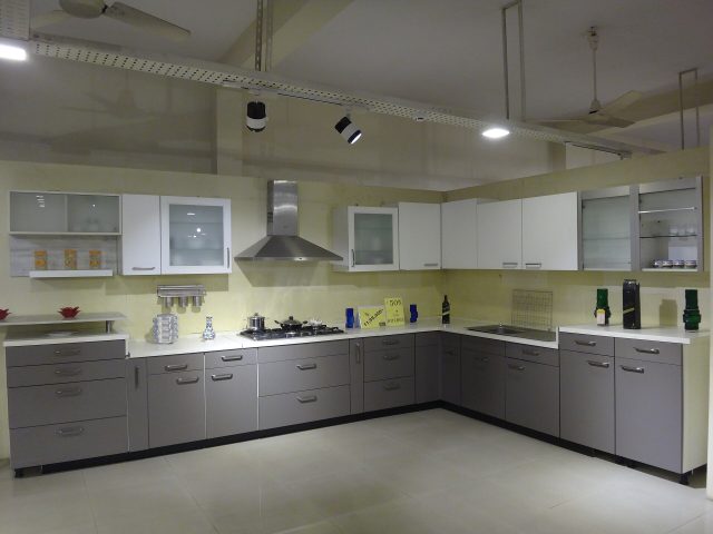 Une cuisine équipée moderne avec meubles hauts et bas gris et blancs (photo d’illustration) Une cuisine équipée moderne avec meubles hauts et bas gris et blancs (photo d’illustration)