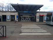 Attentat de Trappes : Macron dénonce un « attentat terroriste, raciste », un proche du suspect aussi en garde à vue, ce que l’on sait samedi Façade de la gare de Trappes, dans les Yvelines (photo d’archives)