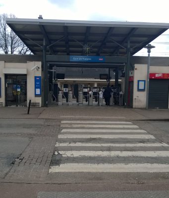 Attentat de Trappes : Macron dénonce un « attentat terroriste, raciste », un proche du suspect aussi en garde à vue, ce que l’on sait samedi Façade de la gare de Trappes, dans les Yvelines (photo d’archives)