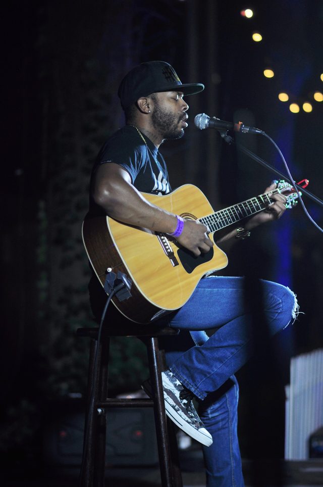 Le guitariste et chanteur Ayron Jones sur scène au Macefield Music Festival de Seattle en 2015