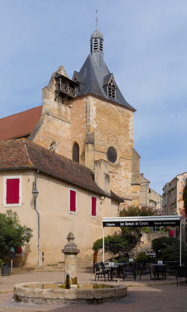 La place Pélissière et l'église Saint-Jacques dans le centre historique de Bergerac, avant l'incendie La place Pélissière et l'église Saint-Jacques dans le centre historique de Bergerac, avant l'incendie