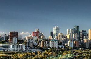 Electronic Arts ferme BioWare, le studio de Mass Effect et Dragon Age, et supprime 400 postes : la facture du rachat saoudien à 55 milliards Le centre-ville d'Edmonton, dans l'Alberta, ville où le studio BioWare a été fondé en 1995