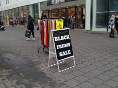 Black Friday 2026 : date le 27 novembre, Cyber Monday, vos droits sur les promos Une affiche de soldes Black Friday dans la vitrine d’un magasin