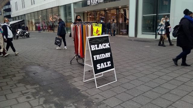 Une affiche de soldes Black Friday dans la vitrine d’un magasin