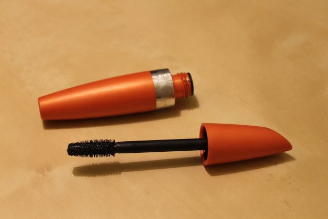 Un mascara et sa brosse Un mascara et sa brosse
