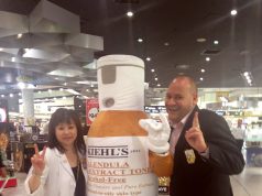 Calendrier de l’Avent Kiehl’s 2026 : 135 € pour 24 soins, dont 7 formats vente Un grand flacon de tonique Calendula de Kiehl’s exposé dans une boutique de la marque
