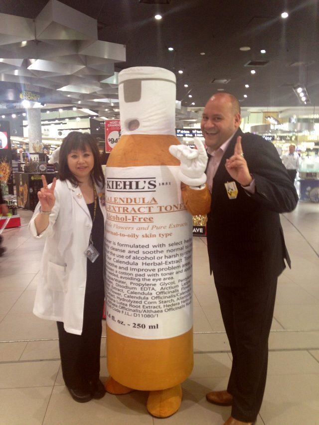 Un grand flacon de tonique Calendula de Kiehl’s exposé dans une boutique de la marque Un grand flacon de tonique Calendula de Kiehl’s exposé dans une boutique de la marque