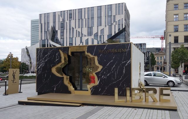 Une promotion du parfum Libre d’Yves Saint Laurent dans une parfumerie de Düsseldorf en octobre 2024 (photo d’illustration) Une promotion du parfum Libre d’Yves Saint Laurent dans une parfumerie de Düsseldorf en octobre 2024 (photo d’illustration)