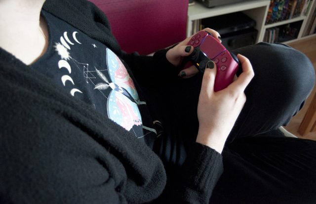 Joueur tenant une manette de PlayStation 5, console sur laquelle sort Call of Duty Modern Warfare 4