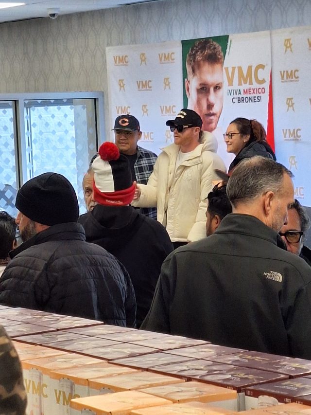 Le boxeur mexicain Saúl « Canelo » Álvarez lors d’une séance de promotion aux États-Unis Le boxeur mexicain Saúl « Canelo » Álvarez lors d’une séance de promotion aux États-Unis