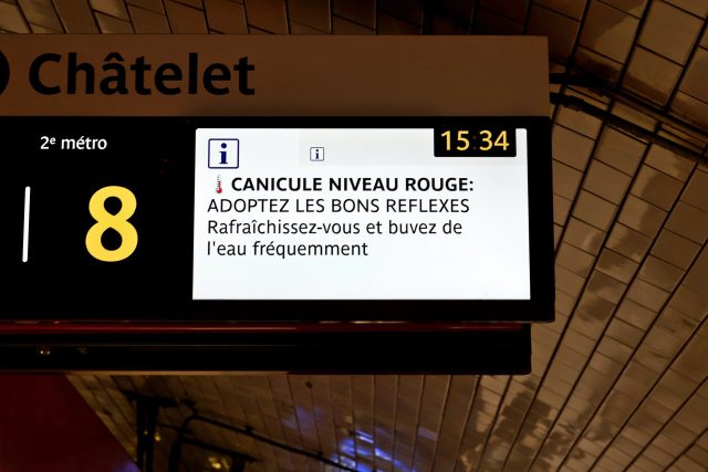 Panneau « canicule niveau rouge » dans le métro parisien, à la station Châtelet Panneau « canicule niveau rouge » dans le métro parisien, à la station Châtelet