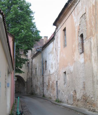 Casque obligatoire en trottinette électrique au 1er novembre 2026 : Allier, Moselle et amende Une trottinette électrique dans une rue pavée (photo d’illustration)