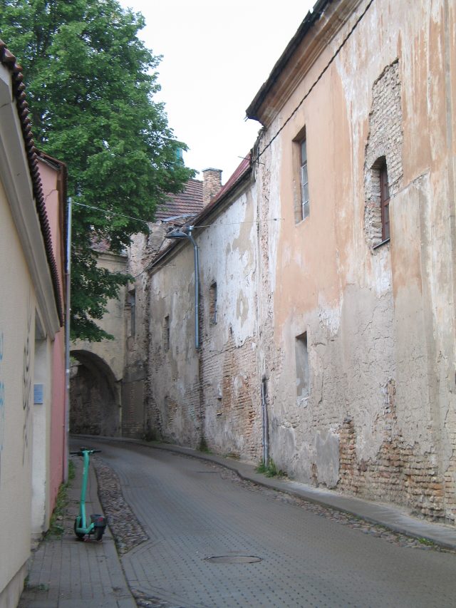 Une trottinette électrique dans une rue pavée (photo d’illustration) Une trottinette électrique dans une rue pavée (photo d’illustration)