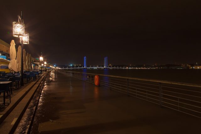 Un quai inondé au bord de la Garonne à Bordeaux, en 2014 Un quai inondé au bord de la Garonne à Bordeaux, en 2014