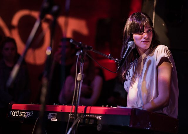 La chanteuse québécoise Charlotte Cardin sur scène en 2017 La chanteuse québécoise Charlotte Cardin sur scène en 2017