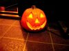 Masque et arme factice à Halloween : ce qui est vraiment interdit (et ce qui ne l’est pas) Une citrouille d'Halloween sculptée et éclairée de l'intérieur (photo d'illustration)