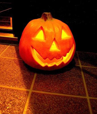Masque et arme factice à Halloween : ce qui est vraiment interdit (et ce qui ne l’est pas) Une citrouille d'Halloween sculptée et éclairée de l'intérieur (photo d'illustration)