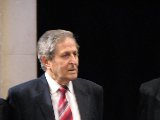 Le physicien Claude Cohen-Tannoudji, prix Nobel de physique 1997, lors d'une conférence à Paris