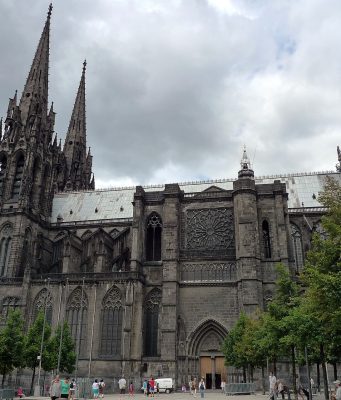 Incendie à Clermont-Ferrand : trois corps retrouvés, un homme de 21 ans en garde à vue La cathédrale de Clermont-Ferrand vue depuis la place de la Victoire
