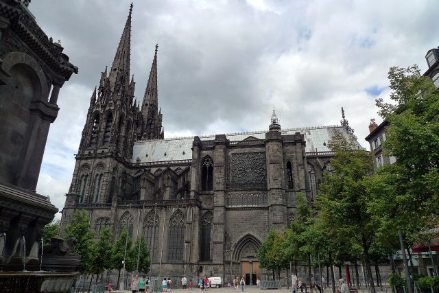 La cathédrale de Clermont-Ferrand vue depuis la place de la Victoire La cathédrale de Clermont-Ferrand vue depuis la place de la Victoire