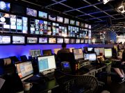 Confusion d’images sur CNEWS : des scènes filmées en Albanie présentées comme parisiennes, Olivier Benkemoun rectifie à l’antenne Murs d’écrans dans une régie de télévision, photo d’illustration : c’est en régie que des images tournées en Albanie ont été diffusées par erreur sur CNEWS