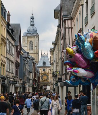 Magasins ouverts le dimanche 1er novembre à Rouen et au Havre : ce que permet le préfet La rue du Gros-Horloge, artère commerçante du centre de Rouen