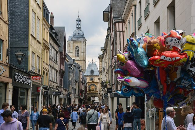 La rue du Gros-Horloge, artère commerçante du centre de Rouen La rue du Gros-Horloge, artère commerçante du centre de Rouen