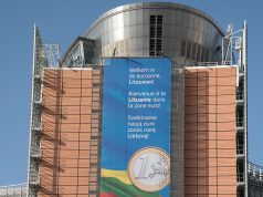 Réseaux sociaux interdits aux mineurs : Bruxelles gèle les lois nationales, et la France ? Le Berlaymont, siège de la Commission européenne à Bruxelles