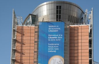 Réseaux sociaux interdits aux mineurs : Bruxelles gèle les lois nationales, et la France ? Le Berlaymont, siège de la Commission européenne à Bruxelles