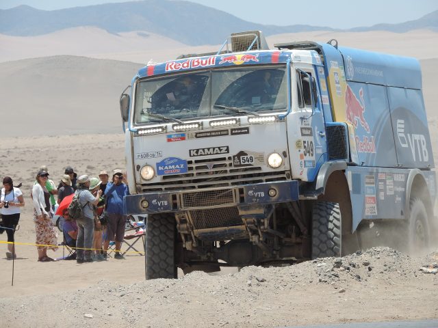 Un camion Kamaz en course sur une piste désertique lors du Dakar 2014 en Amérique du Sud (photo d’archives)