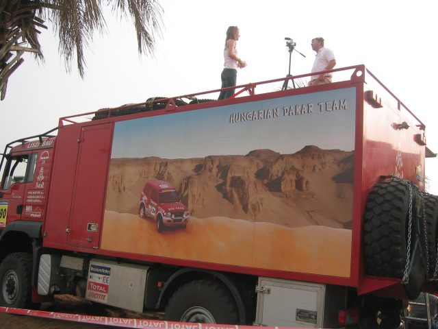 Camion d'assistance d'une équipe hongroise sur le rallye Dakar