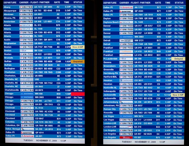 Le tableau des départs et arrivées à l’aéroport de Washington-Dulles, aux États-Unis