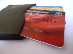 Découvert bancaire au 20 novembre 2026 : ce qui change vraiment pour vous Carte bancaire posée sur une table