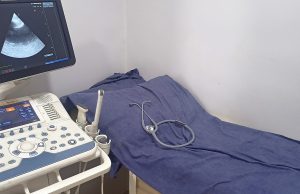 Amylose cardiaque : dépistage gratuit dans une cinquantaine d’hôpitaux, qui doit consulter Un appareil d’échocardiographie dans une salle d’examen (photo d’illustration)