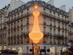 Baume à lèvres Dior Médaillon : 95 euros sur dior.com, déjà en rupture, il se colle au téléphone La façade de la maison Christian Dior au 30, avenue Montaigne, à Paris