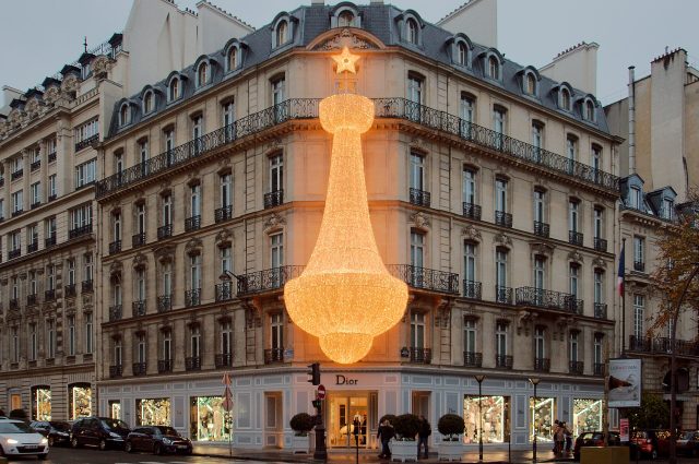 La façade de la maison Christian Dior au 30, avenue Montaigne, à Paris La façade de la maison Christian Dior au 30, avenue Montaigne, à Paris