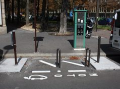 E-Totem en redressement judiciaire : 88 postes supprimés chez le pionnier français des bornes de recharge, offres de reprise jusqu’au 20 novembre Une borne de recharge pour voitures électriques installée sur une place de stationnement à Paris (photo d’archives)